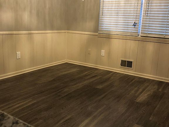 huge eat-in kitchen w/ pantry