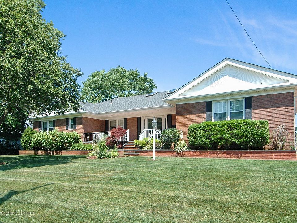 1st image of 208 Bay Dr