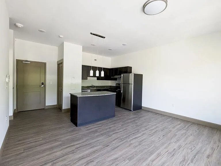 133 South East Commons — Photo 3