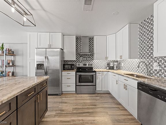 4th image of 2222 Detroit Ave APT 305