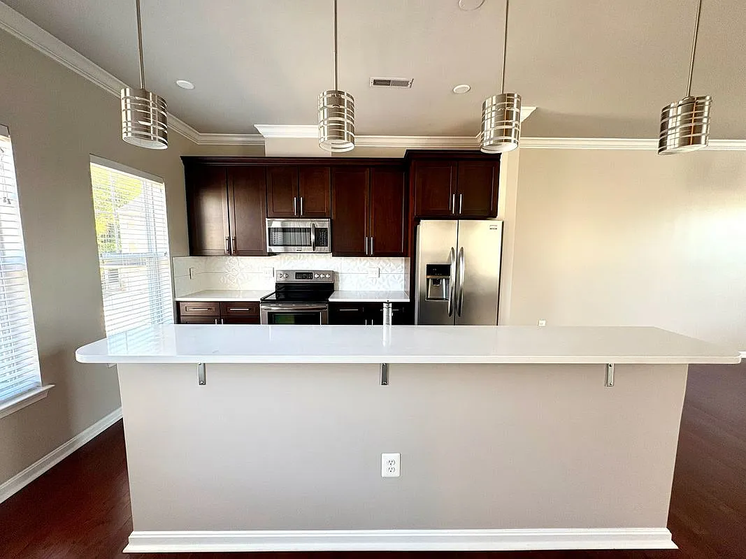 3 bed, 2.0 bath, 1300 sqft, $2,980 — Photo 2
