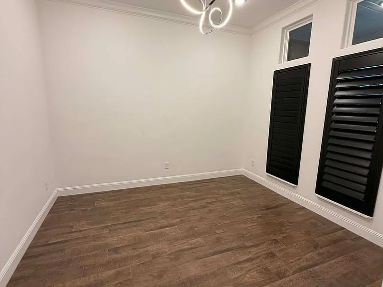 329 E Greystone Sq — Photo 2