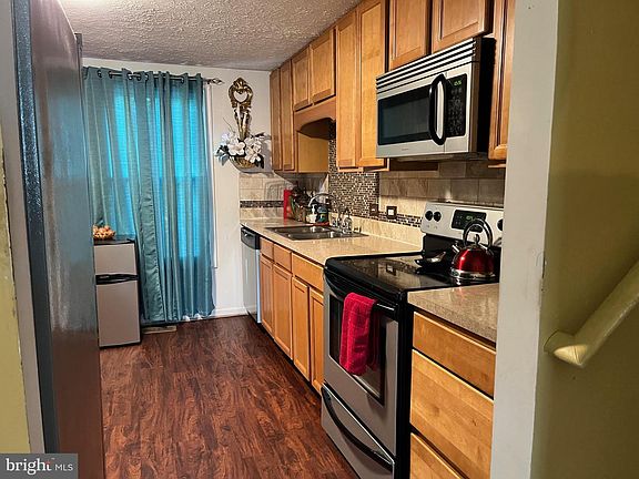3rd image of 4071 Powell Ct