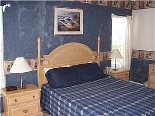 HR3P717OD-queen-bedroom-2