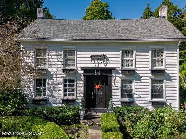 211 Overbrook Ave, Dallas, PA 18612