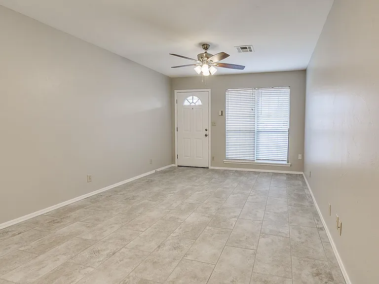 828 Russell Cir #828 — Photo 3