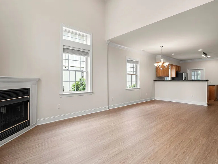 8 Trafalgar Cir — Photo 5