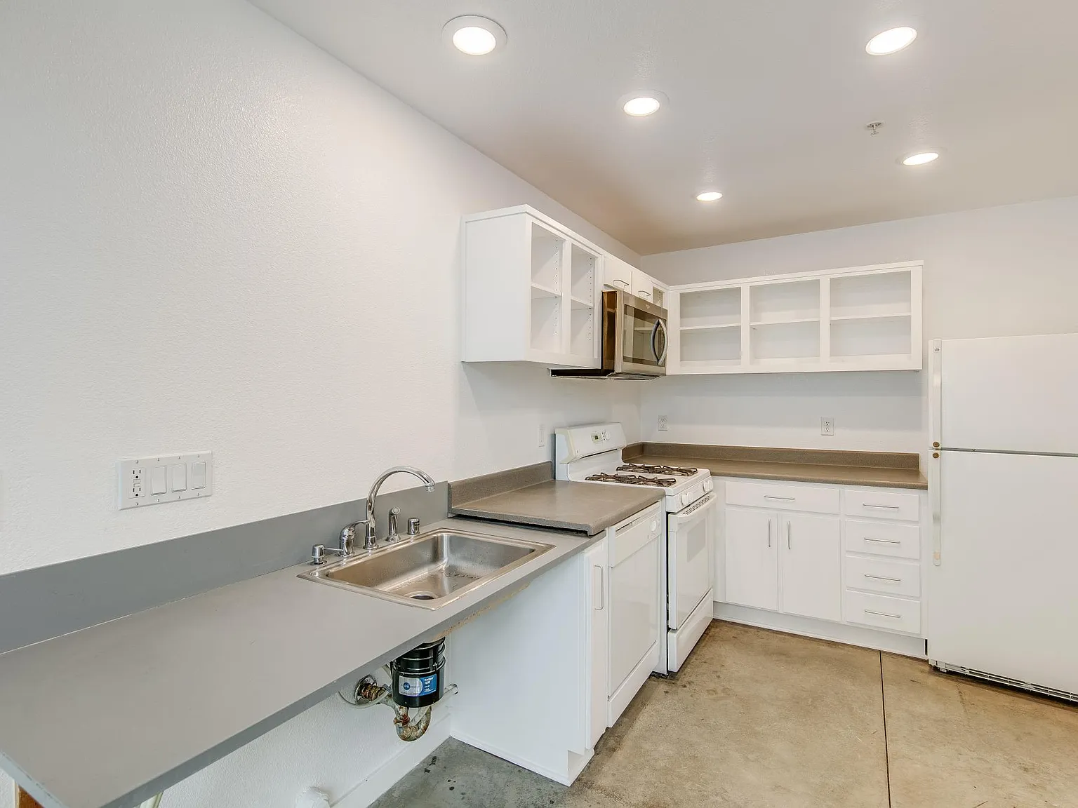 1 bed, 1.5 bath, 1096 sqft, $3,350 — Photo 3