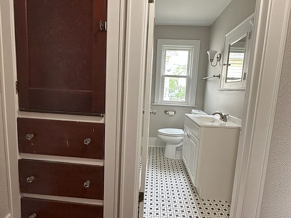 4th image of 138 Parkwood Ave Floor 2