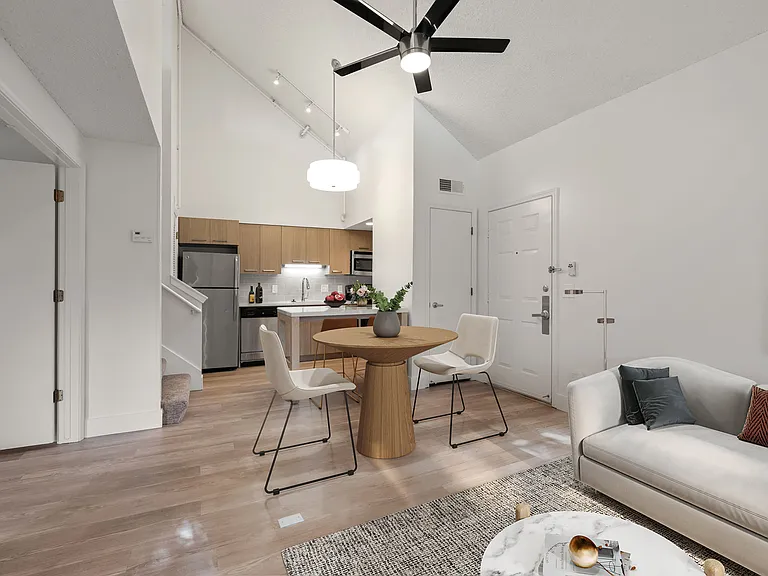 8101 NE Parkway Dr #3 — Photo 2