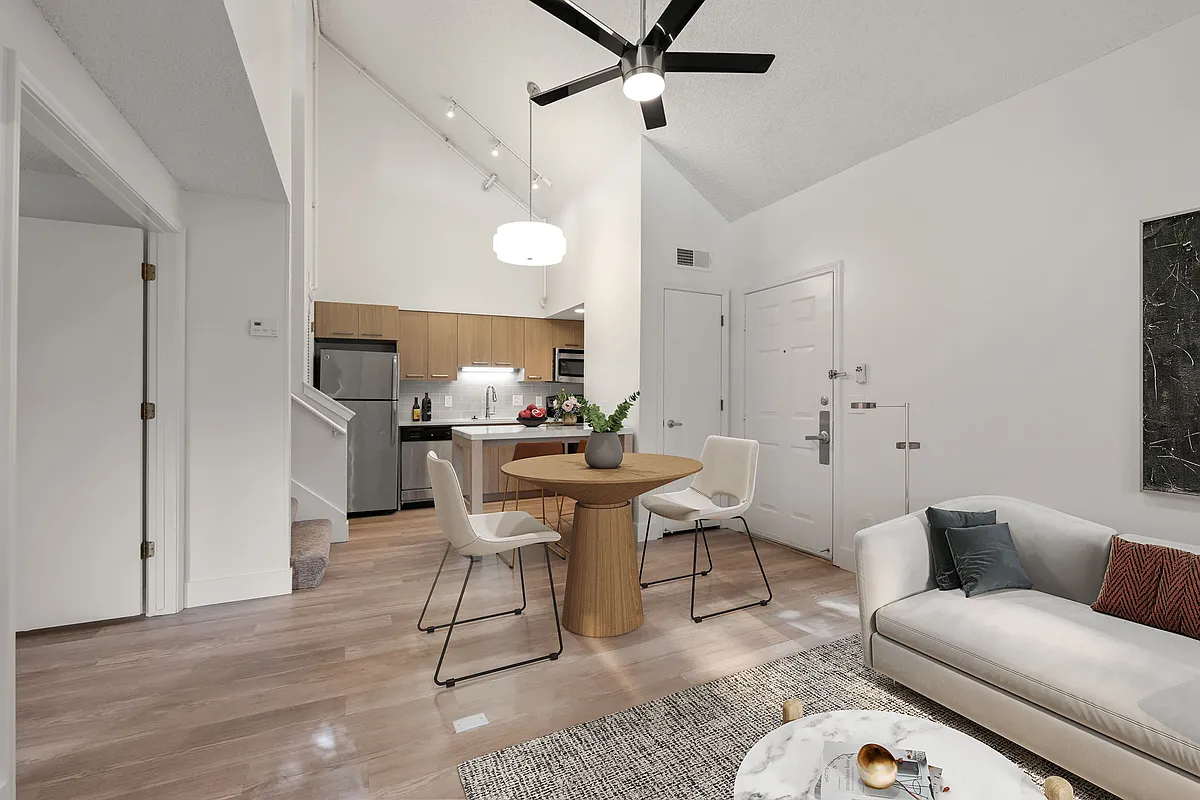 Building Photo - 8101 NE Parkway Dr #3