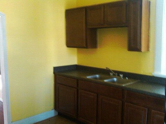 4th image of 215 W 3rd St