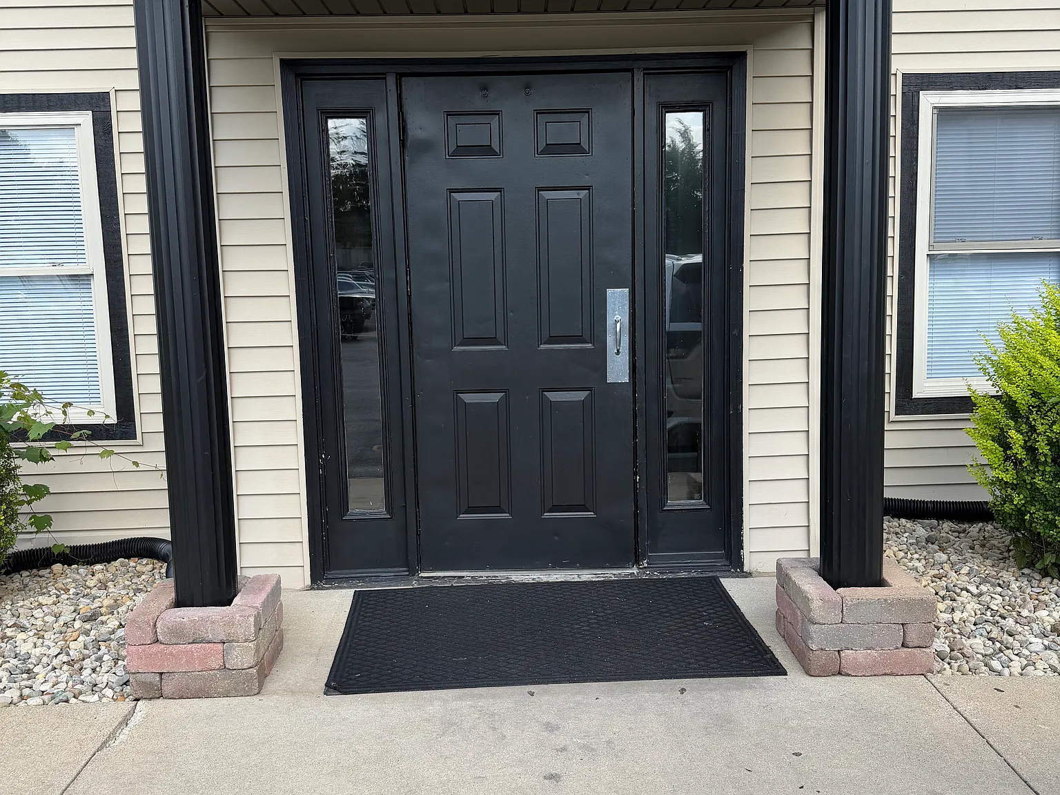 3 bed, 1000 sqft, $1,300 — Photo 2