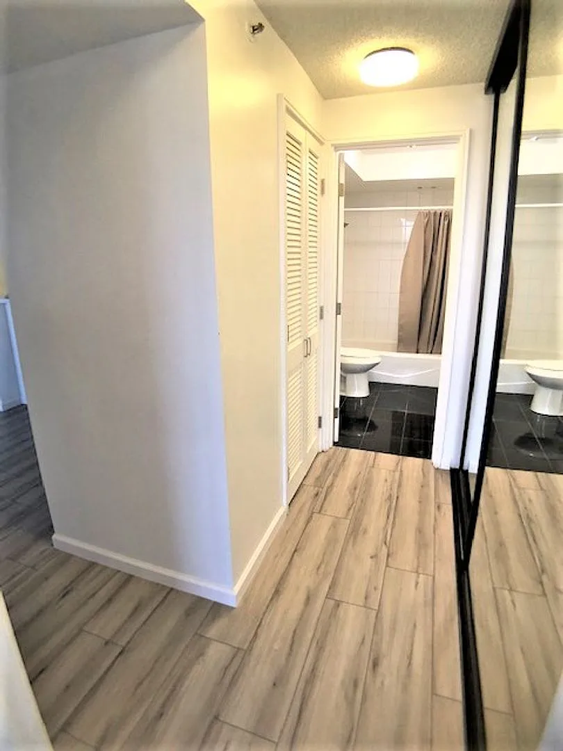 Spacious 1 Bed 1 Bath 1 Parking In Luxurious One Waterfront Towers!! — Photo 4