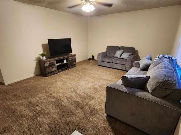 906 Uptegrove Ln, Knob Noster, MO 65336