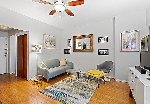 3rd image of 267 W 71st St APT 4R