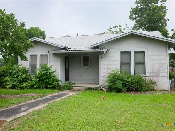 204 Orth St, Yoakum, TX 77995