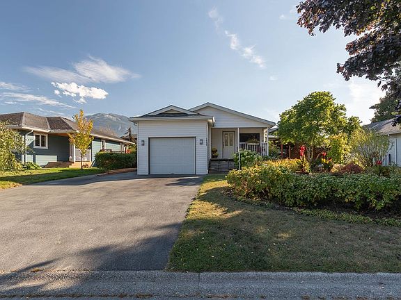2nd image of 1008 Edgewater Cres