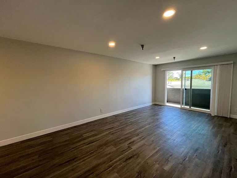 110 S Sweetzer Ave — Photo 52