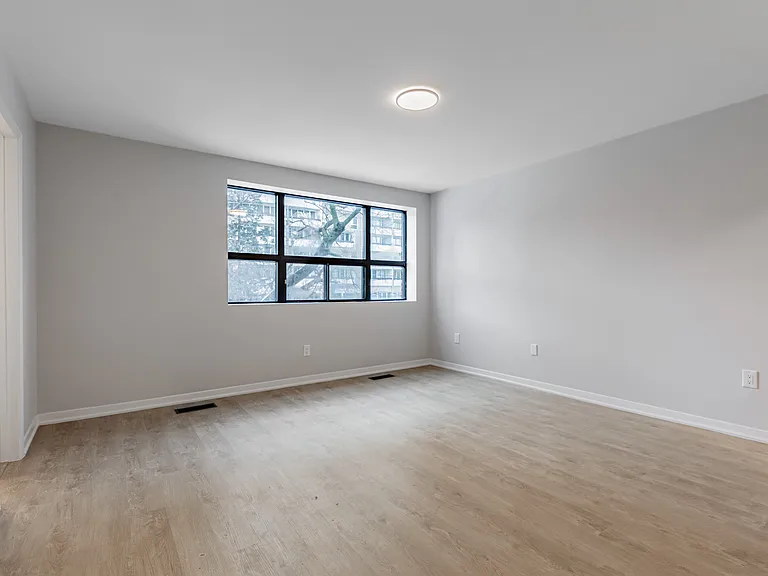 207 Davisville Ave — Photo 16