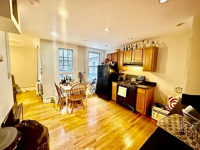 220 Hanover St #8