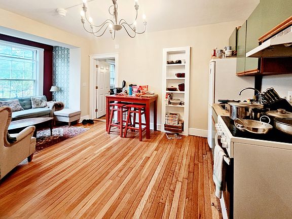 3rd image of 72 Strathmore Rd APT 6A