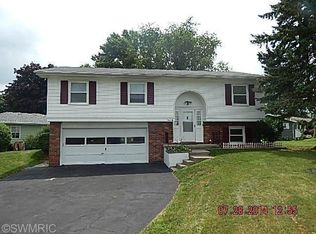 302 Blackhawk Dr, Battle Creek, MI 49015