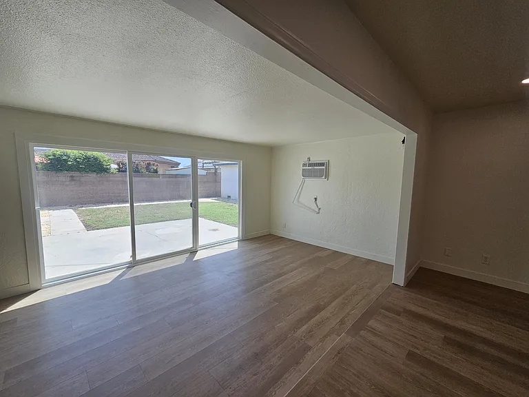 8552 Devenir Ave — Photo 9