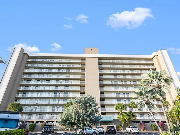 2nd image of 2611 N Riverside Drive #702