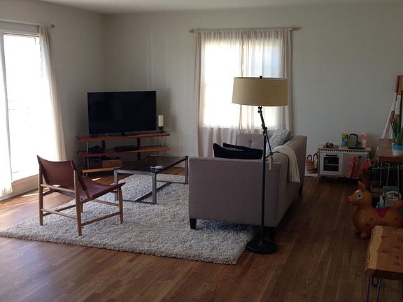 Living room furnished (not included)
