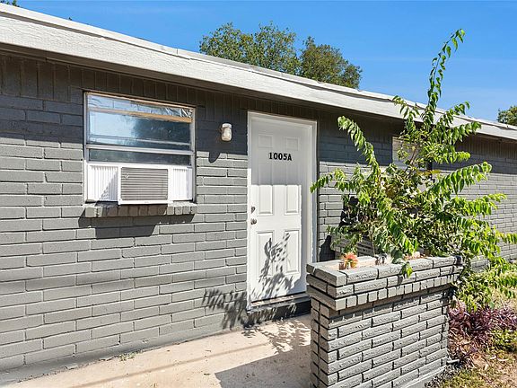 4th image of 1011 Hackberry St