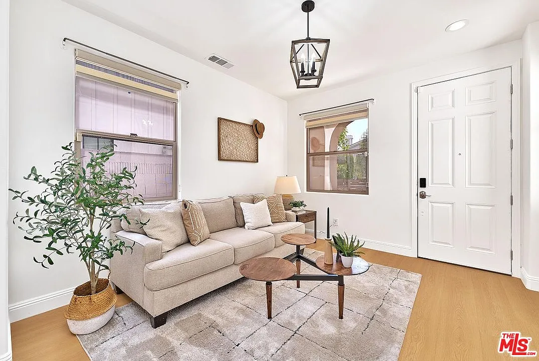 4 bed, 3.5 bath, 2646 sqft, $11,000 — Photo 2