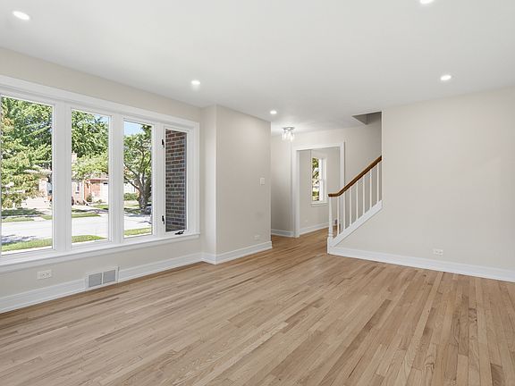 4th image of 7519 Kolmar Ave