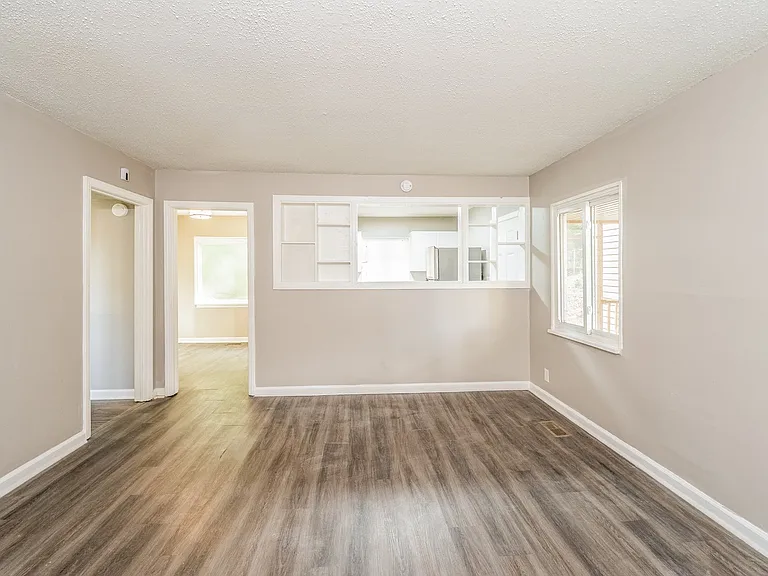 649110_017_living_room_13262428.jpg
