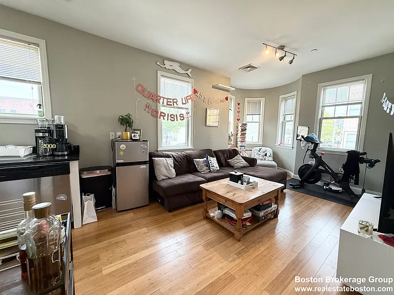195 W 3rd St #4 — Photo 2