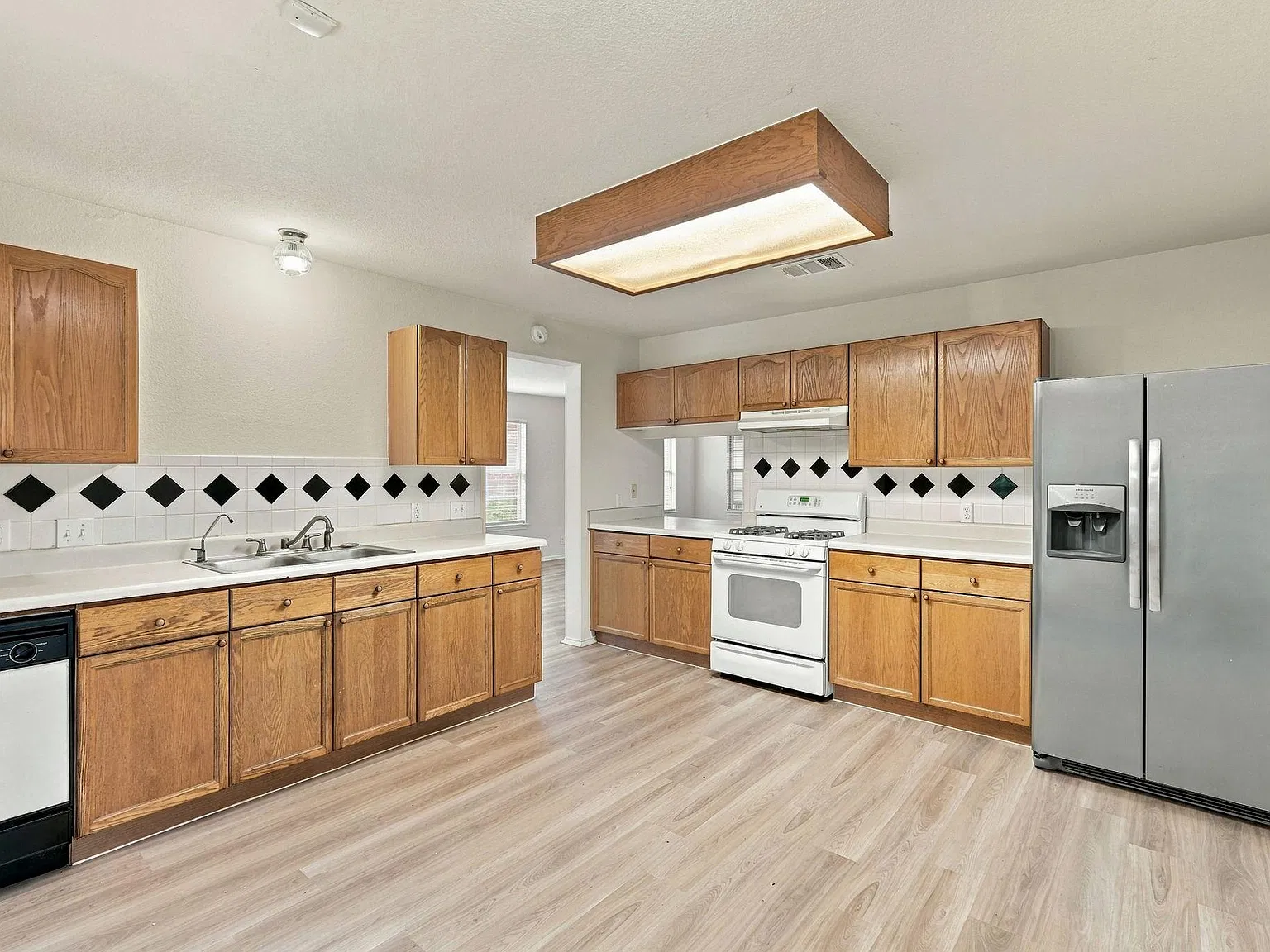 3 bed, 2.5 bath, 2222 sqft, $2,150 — Photo 4
