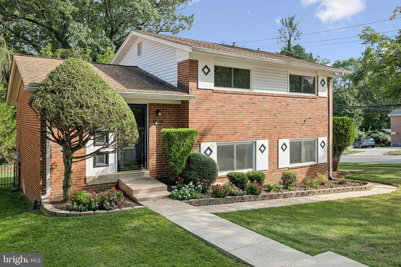 6 bed, 2.5 bath, 1948 sqft, $1,300 — Photo 1