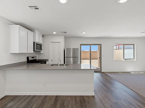 The kitchen of the Juniper has sprawling granite countertops.
