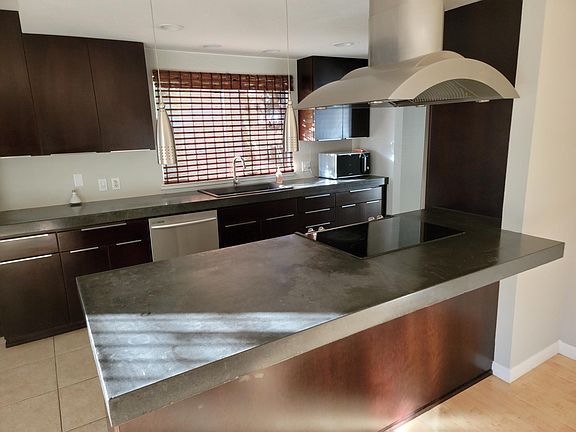 3rd image of 608 Vine Ave