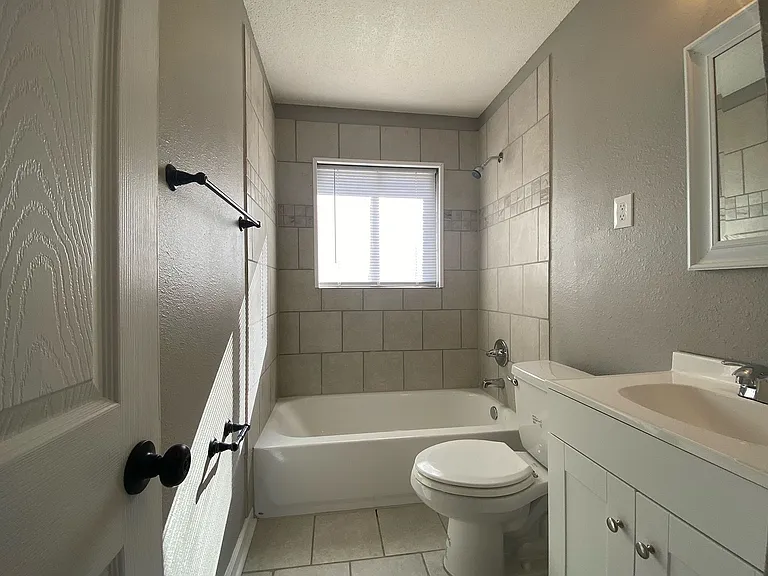 735 Farris Rd — Photo 3