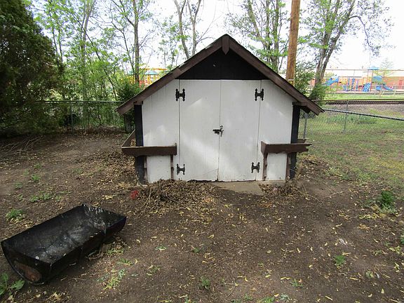 3rd image of 2742 Linda Ln