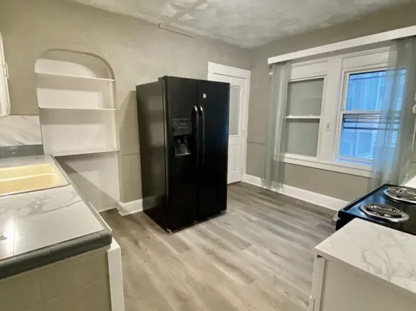 14 Ledyard St, Springfield, MA 01104