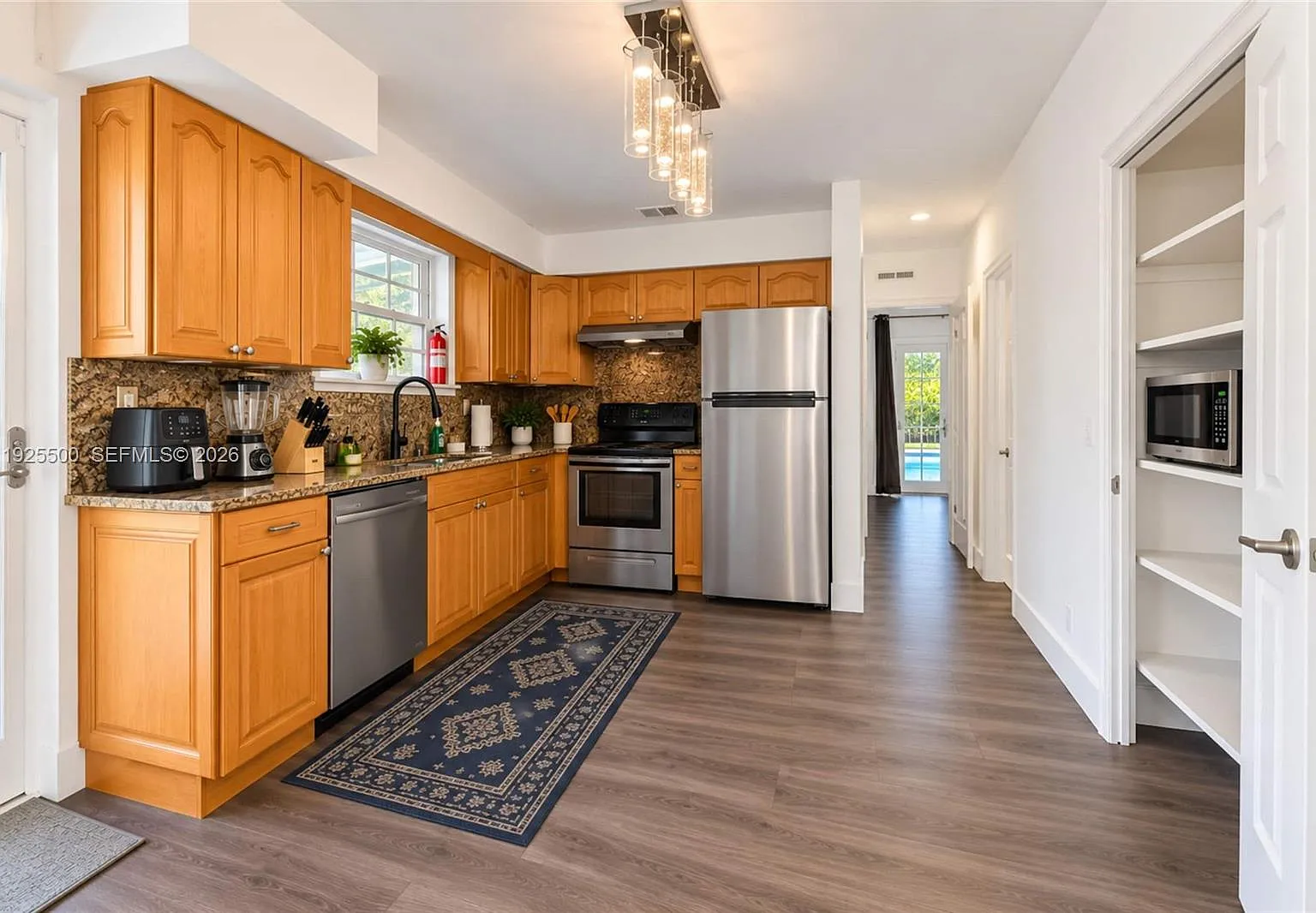 3 bed, 1400 sqft, $2,500 — Photo 2