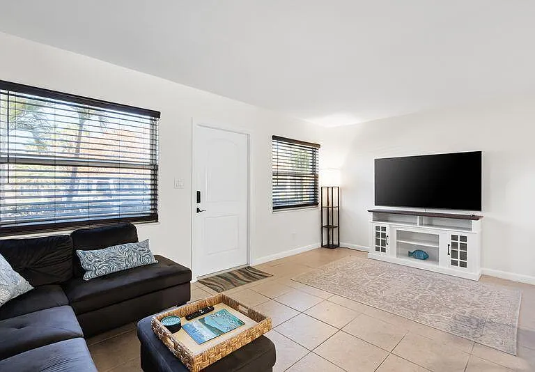 2319 Tamarind Dr #102 — Photo 9