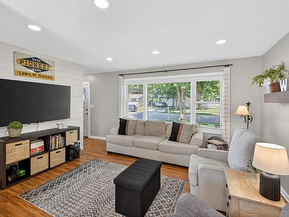 5th image of 303 6th Ave NE