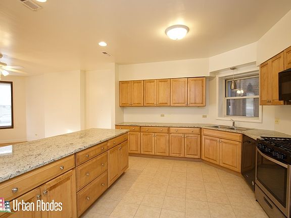 3rd image of 6713 N Sheridan Rd APT 2N
