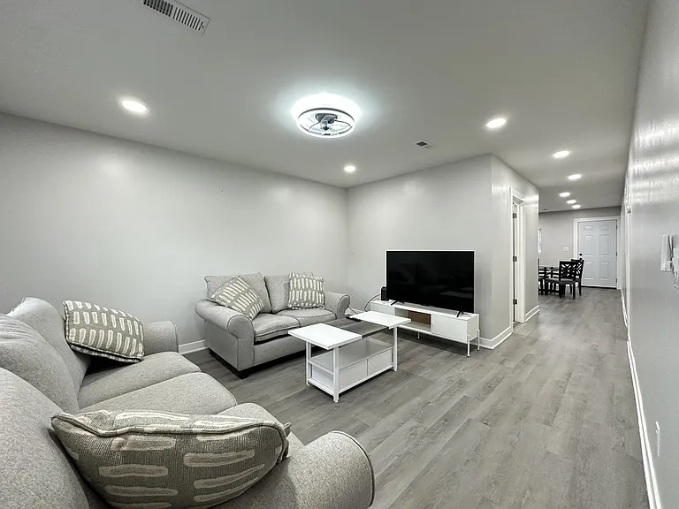 1937 W Grand Ave #3 — Photo 9