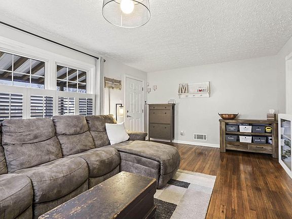 5th image of 124 W Lincoln Ave