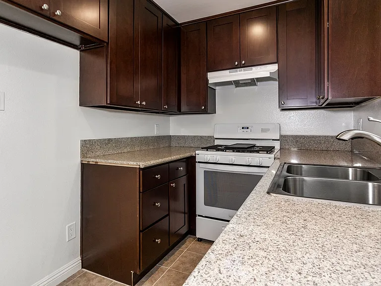 321 N Cedar St — Photo 27
