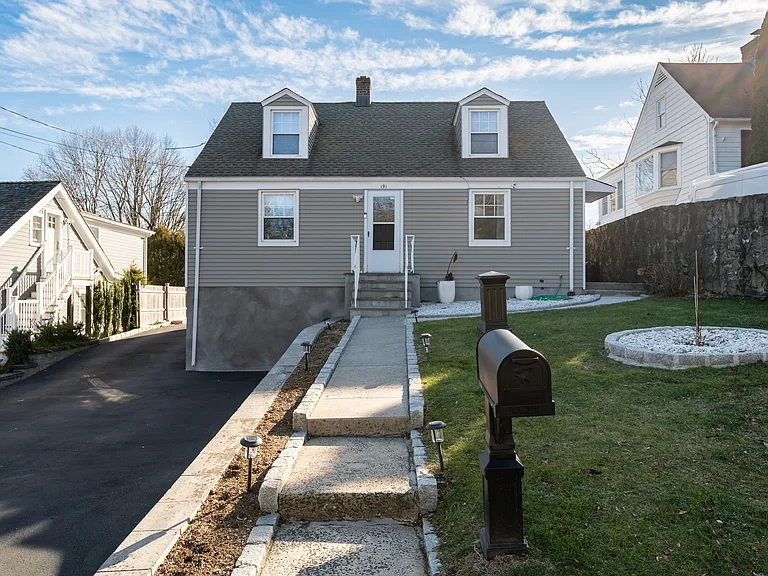 191 Hobart Ave — Photo 1
